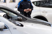 Grenzwächter bei der Fahrzeugkontrolle an einer Grenzstation. (Bild: KEYSTONE/Ti-Press/Francesca Agosta, 27. Februar 2019)