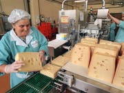 Käse, Frischkäse, Milch oder Butter: Emmi baut das Geschäft in Brasilien aus und übernimmt die Mehrheit an einer Molkerei. (Bild: KEYSTONE/MARTIN RUETSCHI)