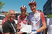 Der Sportliche Leiter Marcello Albasini und Vereinskollege Stefan Küng trauen Patrick Schelling (Mitte) auf der Etappe von Einsiedeln auf die Flumserberge einiges zu. (Bild: Urs Huwyler)