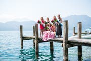 Im Bild ist die Rosenkönigin 2018 von Weggis, Fabienne Joller ( mitte) mit den RosenprinzessinnnenNicole Meister, Jasmin Michel, Erit van der Bank und Marina Glaninger (von links). (Bild: Roger Grütter, Weggis, 8. Juli 2019)