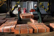 Arbeiter machen Kupferbleche aus den Mopani-Minen für den Abtransport bereit. (Bild: Per-Anders Pettersson/Getty Images)