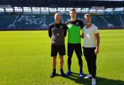 Jonathan Klinsmann (Mitte) mit Trainer Peter Zeidler (links) und Sportchef Alain Sutter. (Bild: pd)