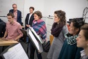 An der Hochschule Luzern-Musik gibt es seit 2018 einen neuen Studiengang Jodel. Hier eine Probe des Volksmusik-Ensembles «Alpinis» mit vier Jodlerinnen. Hinten links (mit Brille) Nadja Räss, Dozentin Hauptfach Jodel. Bild: Pius Amrein (Luzern, 28. November 2018)