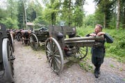 Die Herrgottskanoniere im Gütschwald, auf dem Weg vom Kornmarkt zum Gütsch. (Bild: Keystone/Urs Flüeler, Luzern 14. Juni 2017)