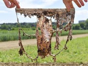 Unterhose, die zwei Monate unter der Erde war, auf dem Gelände von Agroscope in Zürich am Mittwoch. (Bild: Keystone/WALTER BIERI)