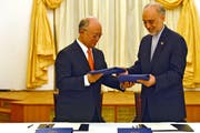 Yukiya Amano (links), Chef der Internationalen Atomenergiebehörde, und der Chef der iranischen Atombehörde, Ali Akhbar Salehi (rechts) anlässlich der Unterzeichnung des Atomdeals im Palais Coburg in Wien. (Bild: Dean Calma/APA, 14.7.2015)