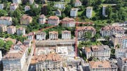 Die Situation an der mittleren Felsenstrasse: Vorne die Baugrube der ersten Etappe des Projekts Haldenhof, dahinter die vier für den Abbruch vorbereiteten Gebäude des Projekts Felsenstrasse. Sie können wegen eines Rechtsverfahrens und aus Sicherheitsüberlegungen zum Leidwesen eines Teils des Quartiers vorläufig noch nicht abgebrochen werden. (Bild: Adriana Ortiz Cardozo)
