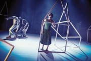 Rakesh Sukesh, Tobias Spori und Giulia Tornarolli (von links) bauen sich Häuser und kommen doch nicht an. (Bild: Tine Edel)