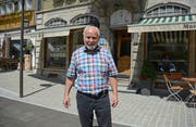 Den Fernsehzuschauern zeigt Walter Alder auch seinen Arbeitsplatz, das Brauchtumsmuseum Urnäsch. (Bild: Karin Erni)