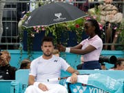Geduldsspiel mit positivem Ende: Stan Wawrinka zieht am ATP-Turnier in Queen's nach langem Warten wegen anhaltendem Regen in die 2. Runde ein (Bild: KEYSTONE/AP/KIRSTY WIGGLESWORTH)