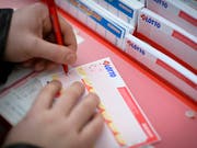Über 7,5 Millionen Franken gab es am Mittwoch für den glücklichen Gewinner oder die Gewinnerin aus der Deutschschweiz oder dem Tessin. (Bild: KEYSTONE/GIAN EHRENZELLER)