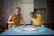 Pema Wangyal (links) ist einer von drei tibetischen Mönchen, die derzeit im Historischen und Völkerkundemuseum in St.Gallen an einem Sandbild arbeiten. (Bild: Adriana Ortiz Cardozo)