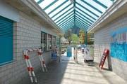 Das Schwimmbad Wattwil ist in die Jahre gekommen. Am 30. Juni entscheiden die Stimmberechtigten über die Sanierung. (Bild: Archiv)