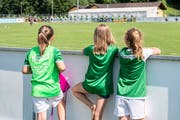 Kleine FCSG-Fans verfolgen die Trainingseinheit ihrer Lieblinge in Montlingen. (Bild: Urs Bucher)