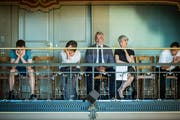 Mussten auf der Tribüne Kritik anhören: Hochschulrat-Präsident Hans Munz (Mitte), rechts PH-Rektorin Priska Sieber. (Bild: Reto Martin)