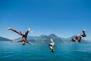 An heissen Tagen bietet ein Sprung in den Vierwaldstättersee eine angenehme Abkühlung. Aber Achtung: Man sollte nie überhitzt ins kalte Nass springen. (Bild: Urs Flueeler/Keystone)
