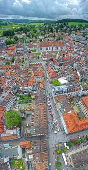 Leserbild - Chris Oswald (www.chrispix.ch) flog am Sonntagmittag mit der Drohne übers Stadtzentrum. In Markt- und Neugasse macht gerade die «Classica St.Gallen», eine neue Oldtimer-Rally, Station.
