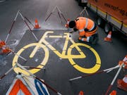 In Merlischachen soll unter anderem mit einem Radweg ein Schulweg sicherer gemacht werden. Der Kanton Schwyz hat das Projekt öffentlich aufgelegt. (Bild: KEYSTONE/CHRISTIAN BEUTLER)