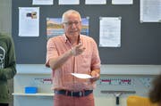 Oberstufenlehrer René Messmer beim gestrigen Unterricht in seinem Klassenzimmer. (Bild: Mario Testa)