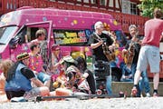 Manfred Fries («Dä Brüeder vom Heinz») dreht in Amriswil mit Lokalmatador Roger De Win das Video zum neuen Lied «Amriswil». (Bild: Manuel Nagel)