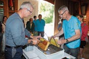 Fasziniert schauten viele Besucher zu, wie die Imker zuerst das Wachs von den Honigwaben entfernten und anschliessend den Honig per Schleudern «ernteten». (Bild: Christof Lampart)