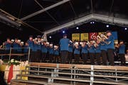 Die Musig Lenggenwil trägt nicht mehr hellblaue Vestons sondern solche in petrolblau mit roten Einsätzen und Spickeln. (Bild: PD)