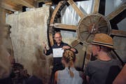 Wasserkraftwerk-Betreiber Daniel Fässler vor dem riesigen Zahnrad, das vom Wasserrad angetrieben wird. (Bild: Alessia Pagani)