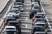 Am Gotthard kam es zu einem grossen Rückstau. (Bild: Alexandra Wey/Keystone)
