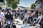 Kurz vor dem Startschuss zur Töffrundfahrt: 100 wartende Biker an der Mistral-Fun-Party. (Bild: Andrea Stalder)