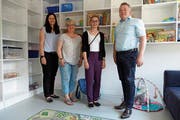 Vorstandsmitglied Andrea Abderhalden, Regula Giger (Präsidentin Verein Kita Obertoggenburg), Betreuerin Chantal Roth und Kilian Looser (Gemeindepräsident Nesslau) (von links). (Bild: Christiana Sutter)