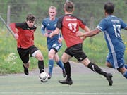 Der Schattdorfer Noel Gisler (links) erzielt den zweiten Urner Treffer in Cham. Das Spiel war aber zu diesem Zeitpunkt bereits entschieden. Bild: Urs Hanhart (Schattdorf, 27. April 2019)