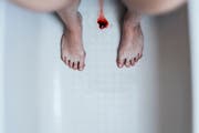 Schluss mit Tampons & Co.: Free-Bleeding-Anhängerinnen lassen das Menstruationsblut einfach rausfliessen. (Bild: Getty)