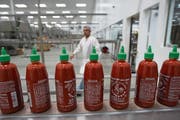 Blick in die Produktion von Huy Fong Foods im kalifornischen Irwindale. (Bild: David McNew, 14. Mai 2014)