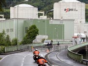 Der Bund rechnet laut der «NZZ am Sonntag» mit längeren Laufzeiten für Schweizer Atomkraftwerke als die bisher geplanten 50 Jahre. (Bild: KEYSTONE/WALTER BIERI)