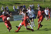 Die Bazenheider Spieler Peters, Jungblut und Früh (von links) versuchen gemeinsam ein Angriff von Uster zu unterbinden. (Bild: Urs Nobel)