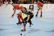 André Da Costa (am Ball) erzielt einen der beiden Treffer für den RHC Uri. Bild: Urs Hanhart (Seedorf, 31. Mai 2019)