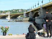 Trauernde Familienangehörige an der Donau in Budapest. (Bild: KEYSTONE/AP MTI/LAJOS SOOS)