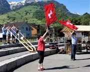 Das Alphorntrio der Musikschule Werdenberg und zwei Fahnenschwinger erfreuen die Marktbesucher. (Bild: Hanspeter Thurnherr)