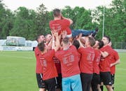 Die Spieler des FC Gams wissen genau, bei wem sie sich nach Abpfiff bedanken müssen und feiern ihren Aufstiegstrainer Memo Eriten entsprechend. (Bilder: Michael Vetsch)