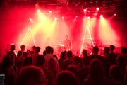 Das Duo Ikan Hyu spielt seinen «Elastic Plastic Power Pop», wie es seine Musik nennt, in der Grabenhalle. (Bild: Adriana Ortiz Cardozo)