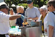 Die Zander-Knusperli stossen auf reges Interesse. (Bild: Remo Infanger, Altdorf, 1. Juni 2019)
