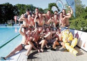 Das NLA-Team des SC Kreuzlingen mit Trainer Benjamin Redder (hinten links) feiert seinen Sieg im Cupfinal 2019. Das Spiel wurde anlässlich des Cupfinal-Wochenendes im Kreuzlinger Schwimmbad Hörnli ausgetragen. (Bild: Mario Gaccioli)