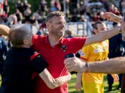 Xamax-Coach Stéphane Henchoz lässt seiner Freude nach der Wende im Barrage-Rückspiel freien Lauf (Bild: KEYSTONE/CHRISTIAN MERZ)