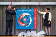 Das Patenpaar der neuen Verbandsfahne: Daniel Hecht und Evi Hurschler am Sonntag in Inwil. (Bild: Eveline Beerkircher, 2. Juni 2019)
