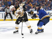 Wegweisender Führungstreffer: Der frühere Lugano-Lockout-Stürmer Patrice Bergeron (links) schoss die Boston Bruins mit seinem Goal in der 11. Minute 1:0 in Führung (Bild: KEYSTONE/AP/JEFF ROBERSON)