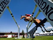 Steve Guerdat und Bianca fliegen über das Hindernis. (Bild: KEYSTONE/EPA KEYSTONE/GIAN EHRENZELLER)