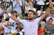 «Marathon Stan» machte seinem Namen wieder einmal alle Ehre: Er rang das griechische Toptalent Stefanos Tsitsipas in mehr als fünf Stunden und ihn fünf Sätzen nieder. (Bild: Julien de Rosa/EPA, Paris, 2. Juni 2019)