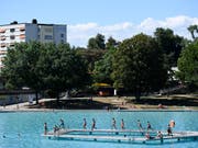Menschen geniessen die Sonne im Freibad Weyermannshaus in Bern. (Bild: KEYSTONE/ANTHONY ANEX)