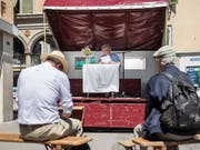 Reto Müller liest auf einer Aussenbühne während einer Vorlesung bei den Solothurner Literaturtagen, am Sonntag, 2. Juni 2019, in Solothurn. (Bild: KEYSTONE/PETER KLAUNZER)