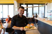 Mitinhaber Ali Koc hat einige Burger serviert. (Bild: Jolanda Riedener)